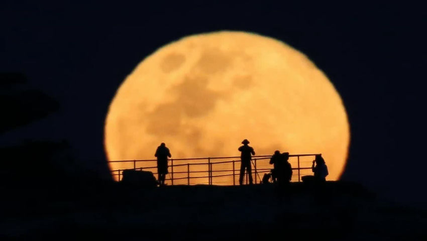 Why Do the Sun and Moon Get Bigger Near the Horizon? - Vigilante.TV